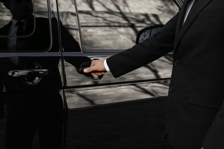 chófer privado abriendo el coche