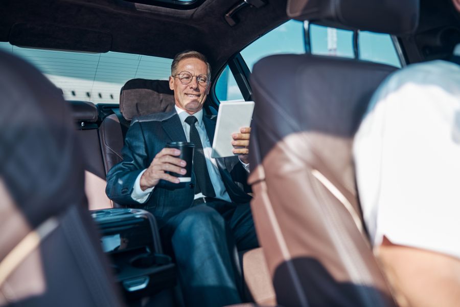empresario subido en coche privado