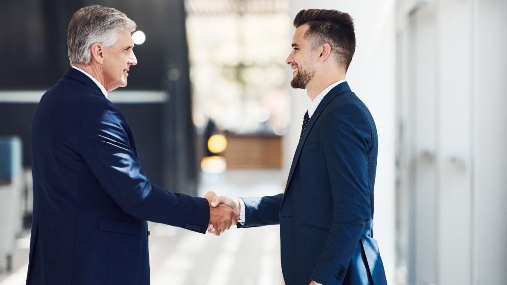 apretón de manos entre empresarios